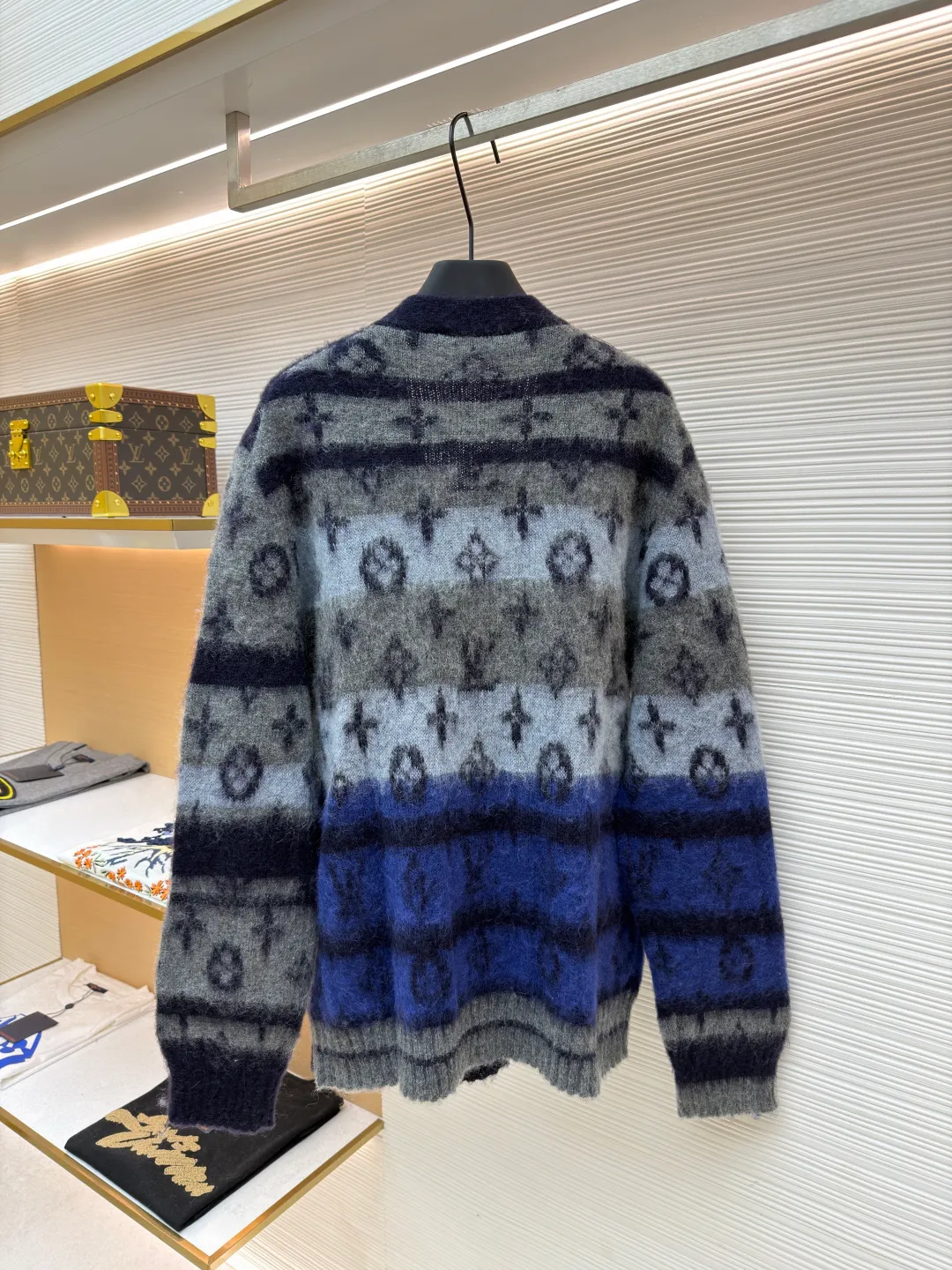 LOUIS VUITTON gradient mohair cardigan ●Original version: Purchased and developed by 16489 ●Item number: 1681020-C75 ●Fabric: mohair fabric ●Technology: knitting ●Version: loose fit ●Weight: about 575 grams ●Size: XS-S-M-L ●Description: Custom-woven mohair 67% + nylon 28% + sheep wool 5% yarn, purchased rich and finely ground mohair, imported Stoll weaving, full body alignment and stripe stitching, with black and white gray tones to highlight the full Monogram For the pattern, the mohair has been washed and naturally milled. After the shirt is woven, you need to manually remove the dotted lines that hang the hair, draw the knots and sew them. After sewing, wash and iron them to shape, then remove the clamps and catch the hair, wash it after catching it, and finally catch the hair again to achieve the same wool feel and effect as ZP. The process is very complicated. The overall wiring is straight and delicate, the fabric is comfortable and soft, and the color is consistent without color difference. It can be matched with the same style to create a fashionable look and control various occasions. Customized accessories, complete with three standards, same style for men and women!